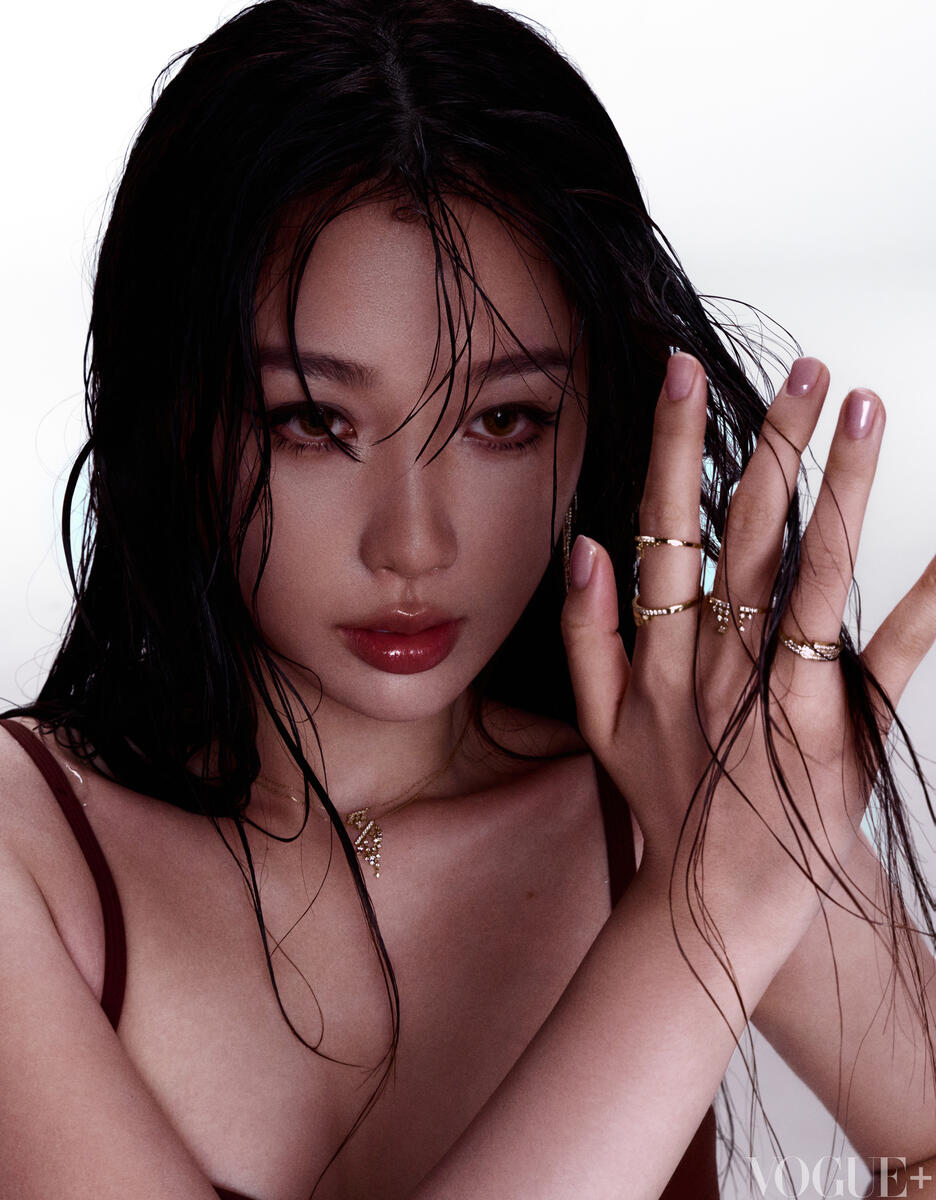 Name: 虞书欣 (Yu Shuxin) English name: Esther Yu Nicknames: xinxin, xinzi Birthday: 18th December Zodiac sign: Sagittarius Height: 169cm (5'7") Fandom name: pomegranate xiao shilu